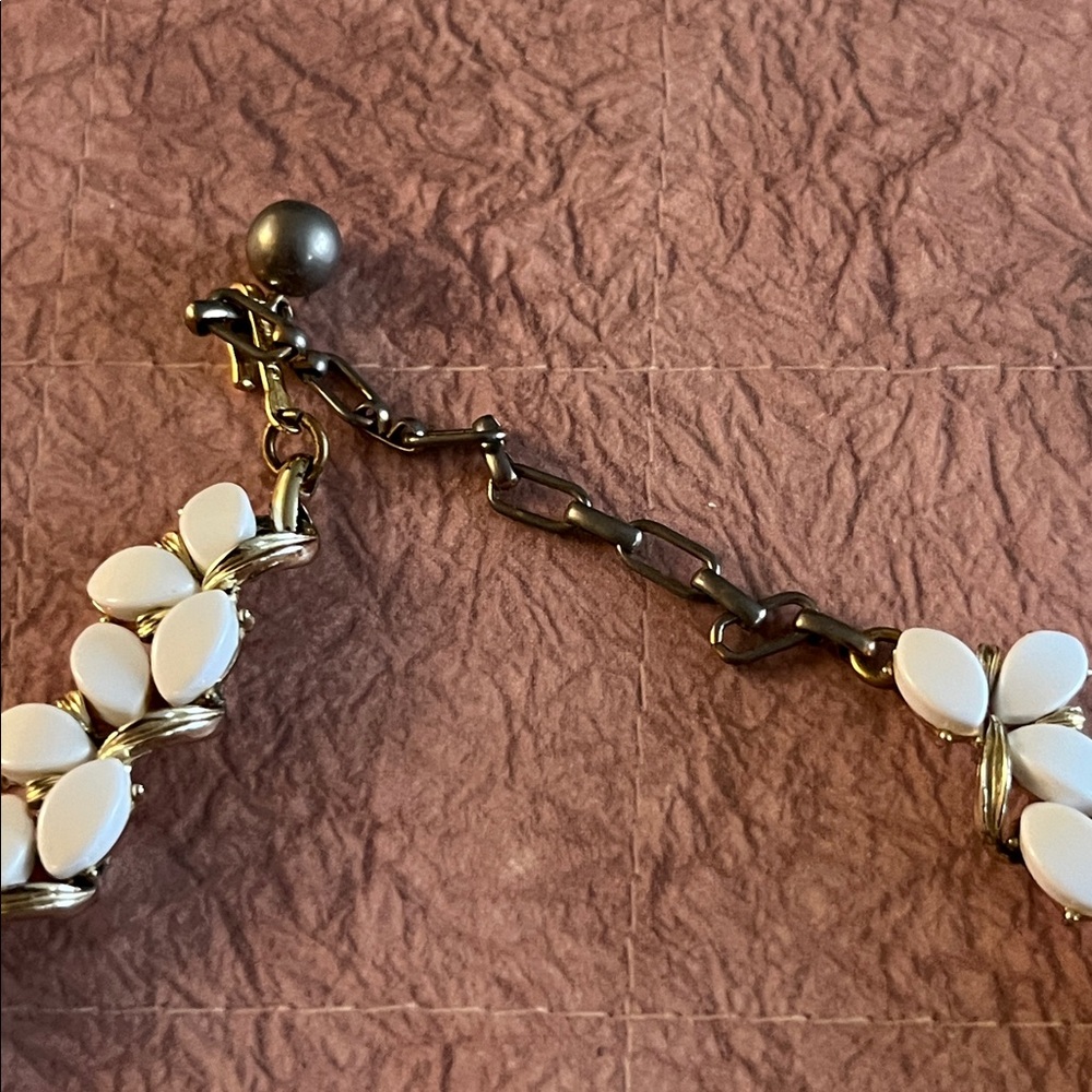 Vintage Kramer white thermoset draping leaves choker and clip ear climber set - Picture 13 of 13